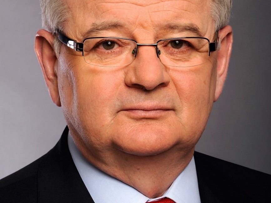 Das Bild zeigt Joschka Fischer, der von 1998 bis 2005 deutscher Außenminister und Vizekanzler war.