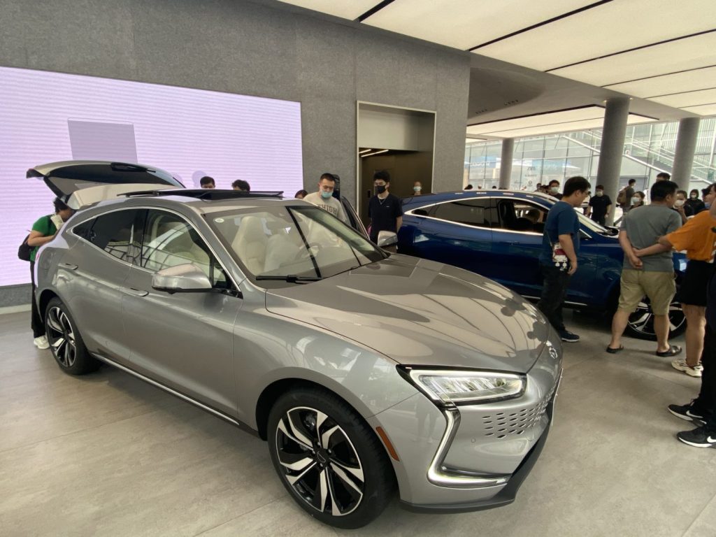 Ein Auto der Marke Seres im Huawei-Flaggschiffstore in Shenzhen in einem Huawei-Store