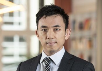 John Lee ist Experte für Chinas Digitalisierung und den Handelskonflikt mit den USA am Forschungsinstitut Merics - der Chipmangel in der Autoindustrie beschäftigt auch ihn.