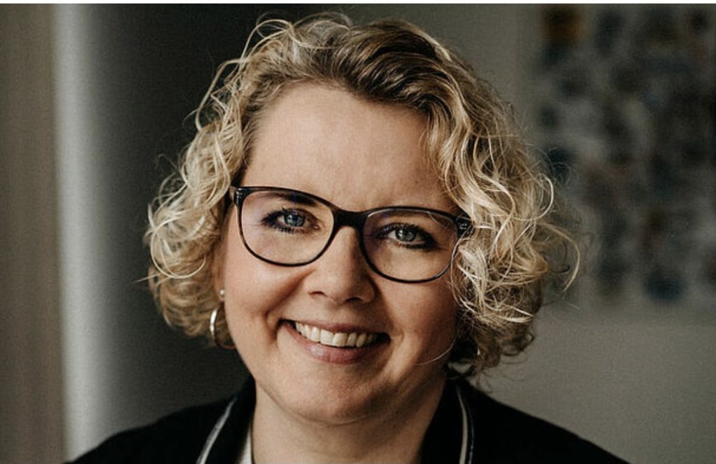 Auf dem Foto sieht man Maike Finnern, sie ist die neue Vorsitzende der GEW.