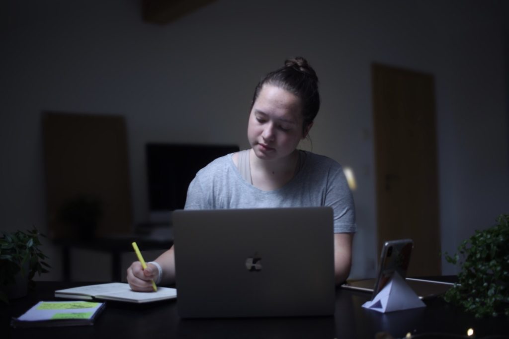 Katarina Blind arbeitet am Laptop, sie verschönert Bayerns Lernportal Mebis.