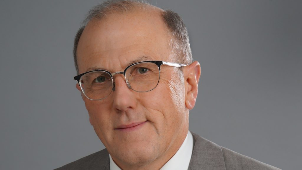 Auf dem Foto ist Andreas Merzhaeuser zu sehen, Schulleiter in Peking