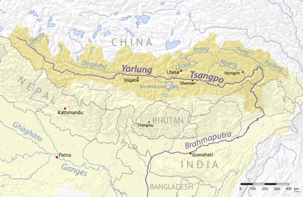 Am Oberlauf des Brahmaputra, in den tibetischen Schluchten des Yarlung Tsangpo, plant China den größten Staudamm der Welt. 