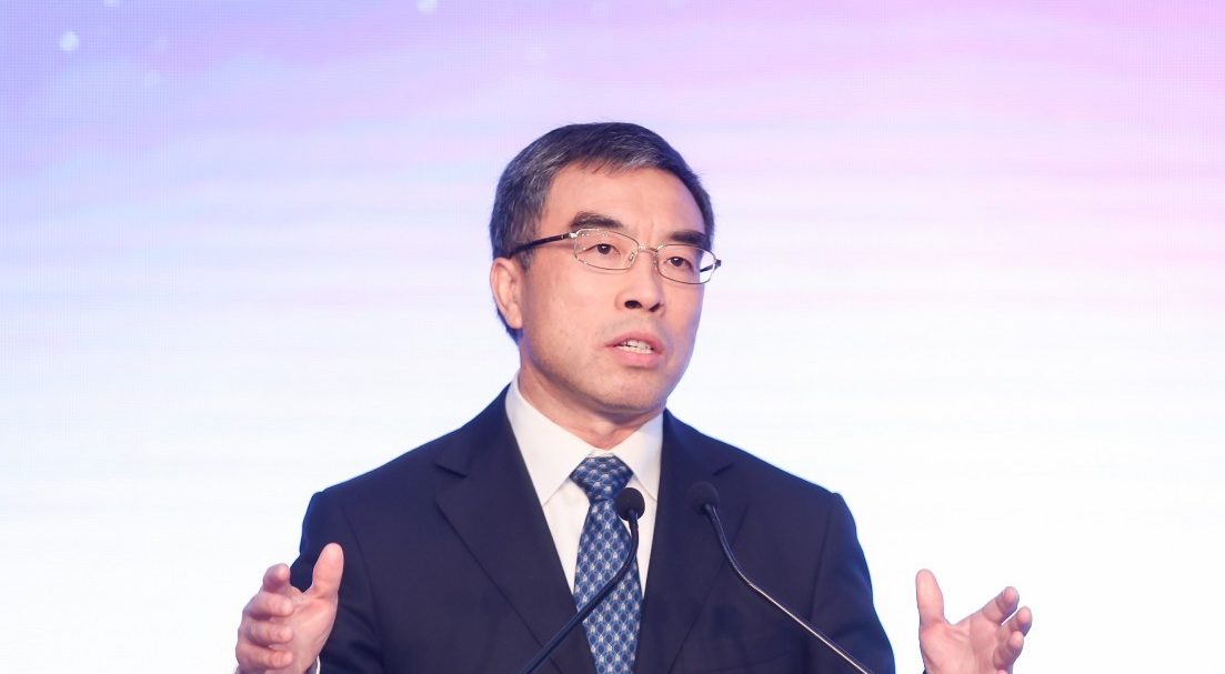 Huawei-Vorstandschef Liang Hua hält eine Rede.