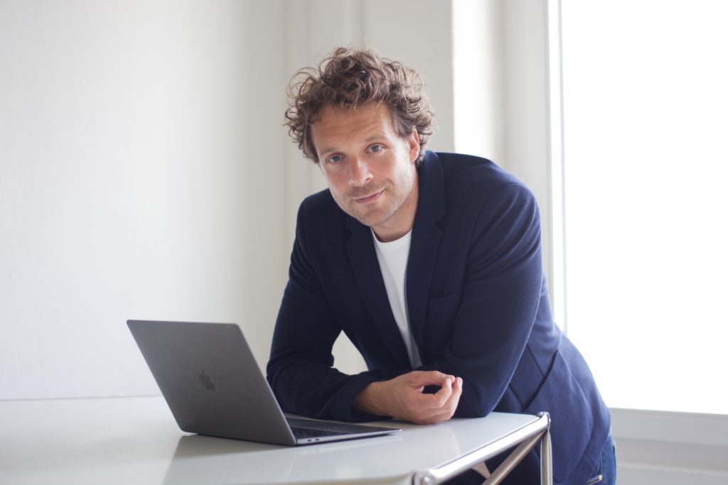 Man sieht Stephan Bayer, er geht von Lernvideos zur Lobby