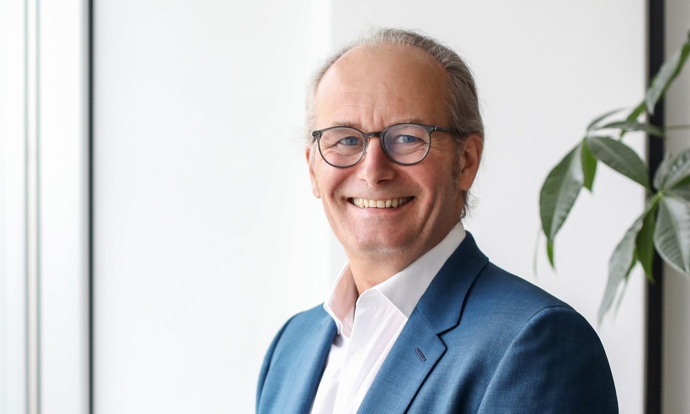 Claude Turmes, Energieminister in Luxemburg und ehemaliger EU-Abgeordneter, im Interview zu Fit for 55 und ETS. Claude Turmes trägt Brille und einen Anzug. 