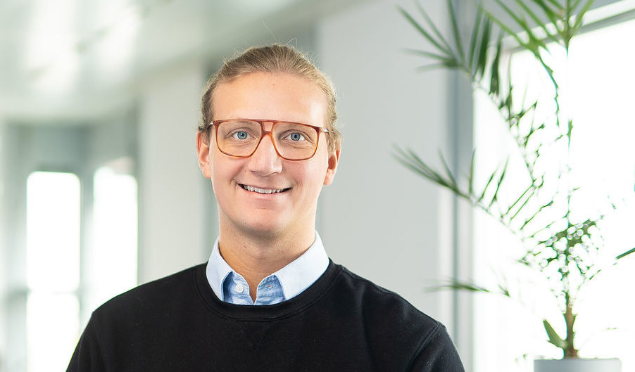Man sieht auf dem Foto Felix Ohswald, CEO des Nachhilfe Start-up GoStudent