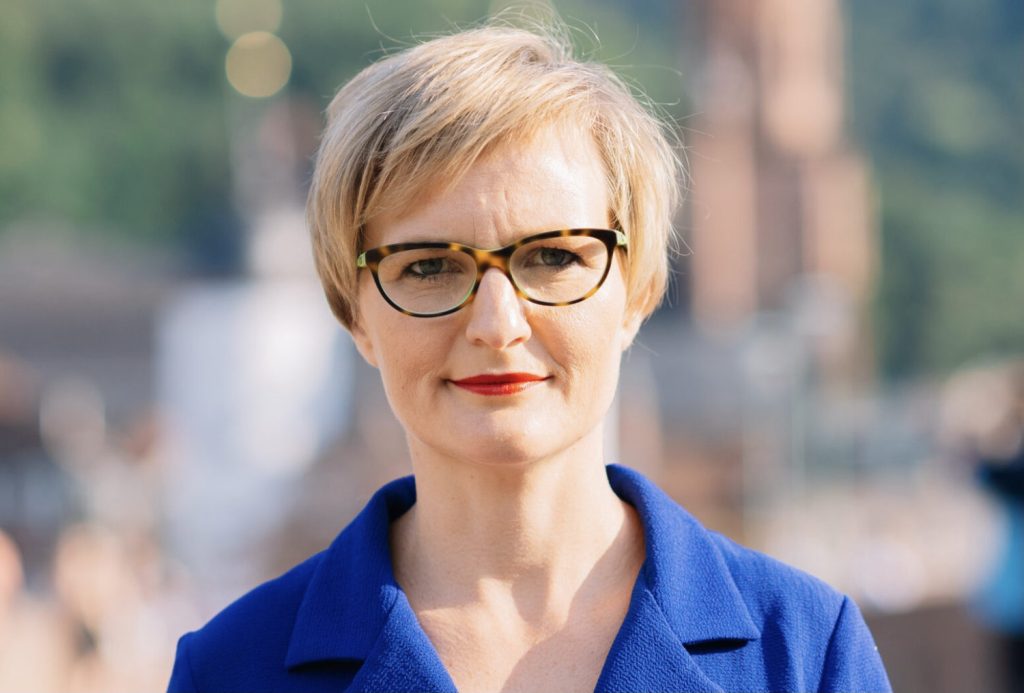 Franziska Brantner im blauen Blazer. Im Interview spricht sie über die Tücken einer Rohstoffstrategie und eine neue Handelspolitik.