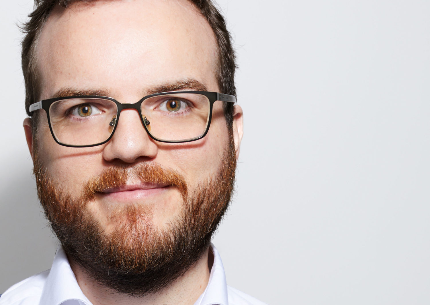Jan-Peter Kleinhans über die Produktion von Chips in der EU. Er trägt ein hellblaues Hemd, Brille und schwarze Hosenträger.