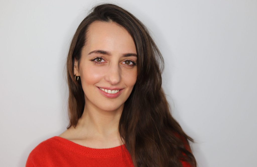 Karolina Zubel zu möglichen Folgen der ETS-Ausweitung für Polen. Karolina Zubel hat lange dunkle Haare und trägt ein rotes Sweatshirt.