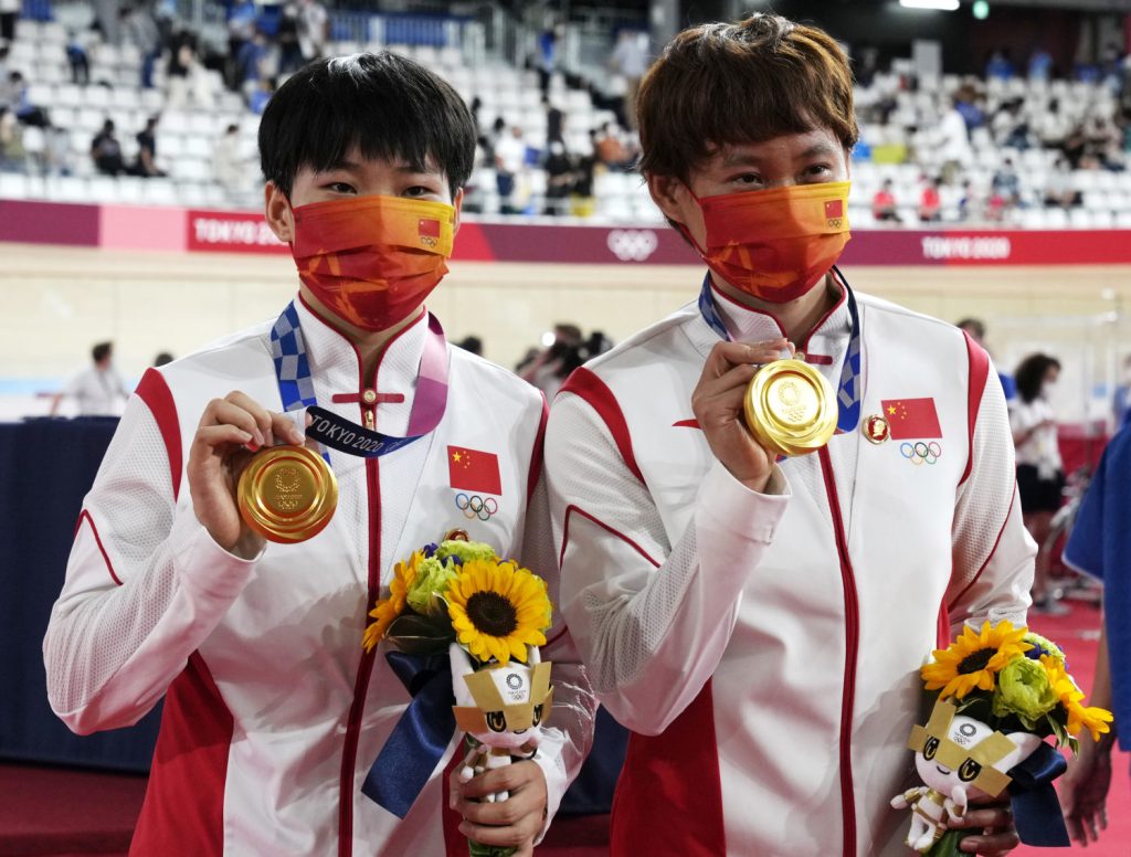 Zhong Tianshi und Bao Shanju bei Olympia mit Mao-Brosche