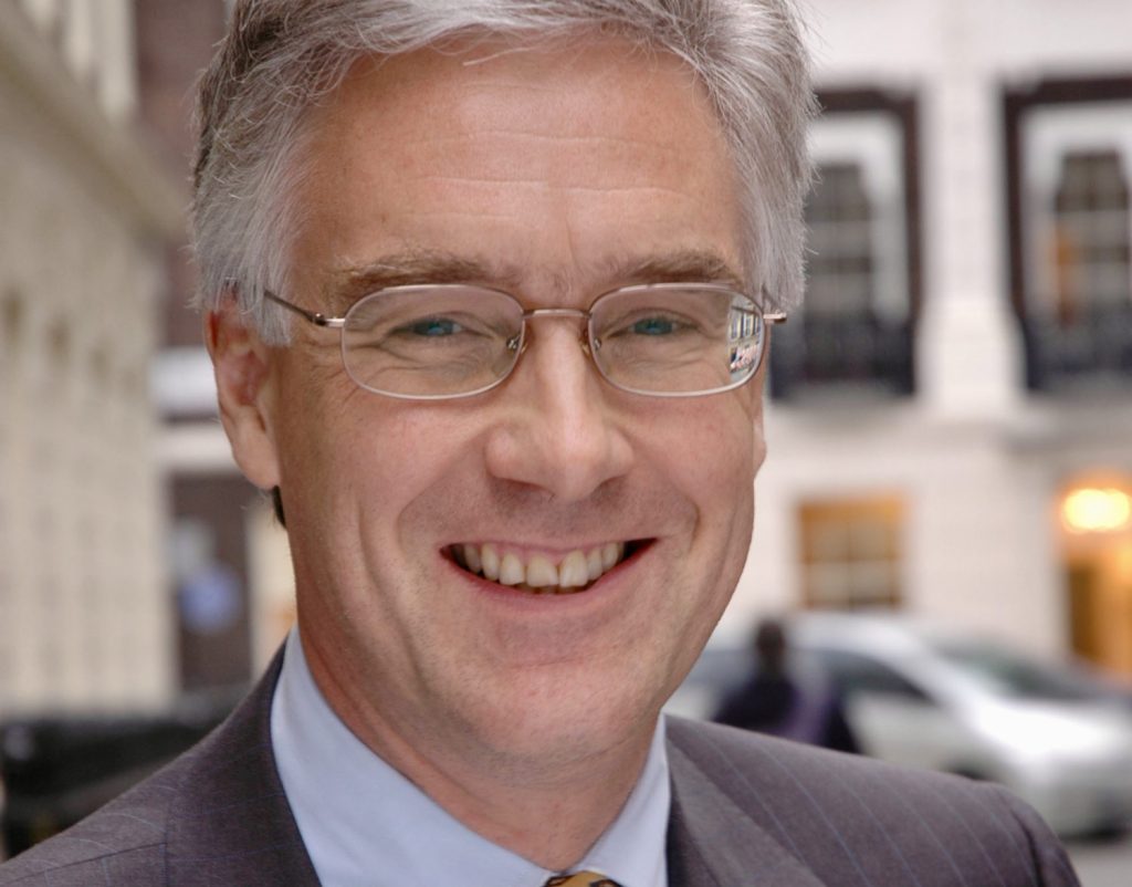 Porträtfoto von Adair Turner, Vorsitzender der Energy Transition Commission über CO2 Steuer in der Luftfahrt