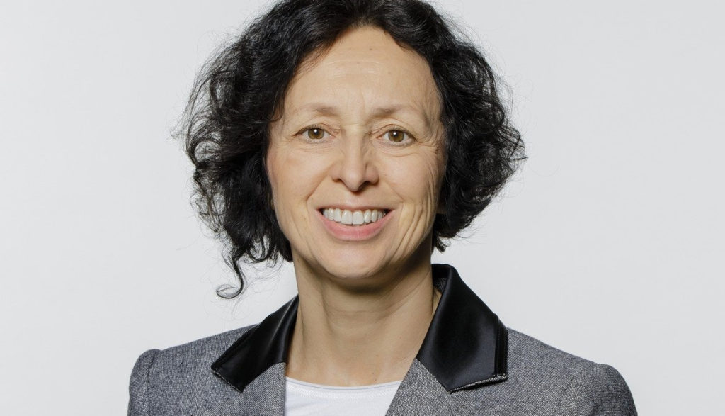 Auf dem Foto sieht man Margit Stumpp: sie fliegt raus