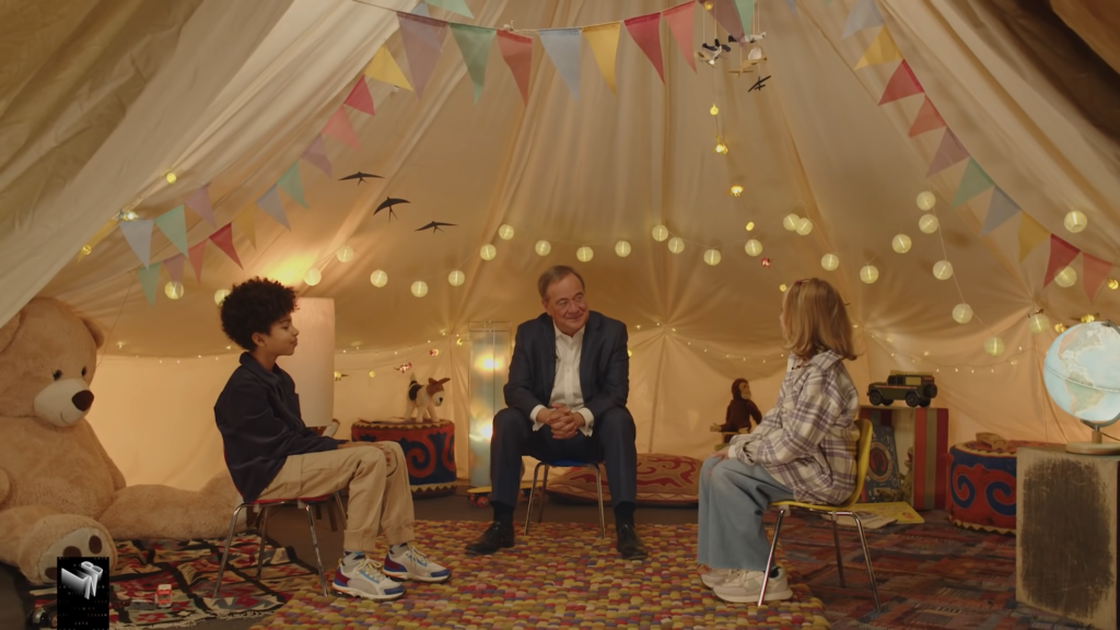Die zwei Kinderreporter Julia und Romeo sprechen für Late Night Berlin mit Armin Laschet.