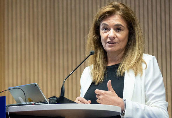 Man sieht Lucilla Sioli an einem Rednerpult, sie ist ist Direktorin für Digitale Industrie in der DG CNECT der EU-Kommission und beschäftigt sich viel mit dem Thema KI