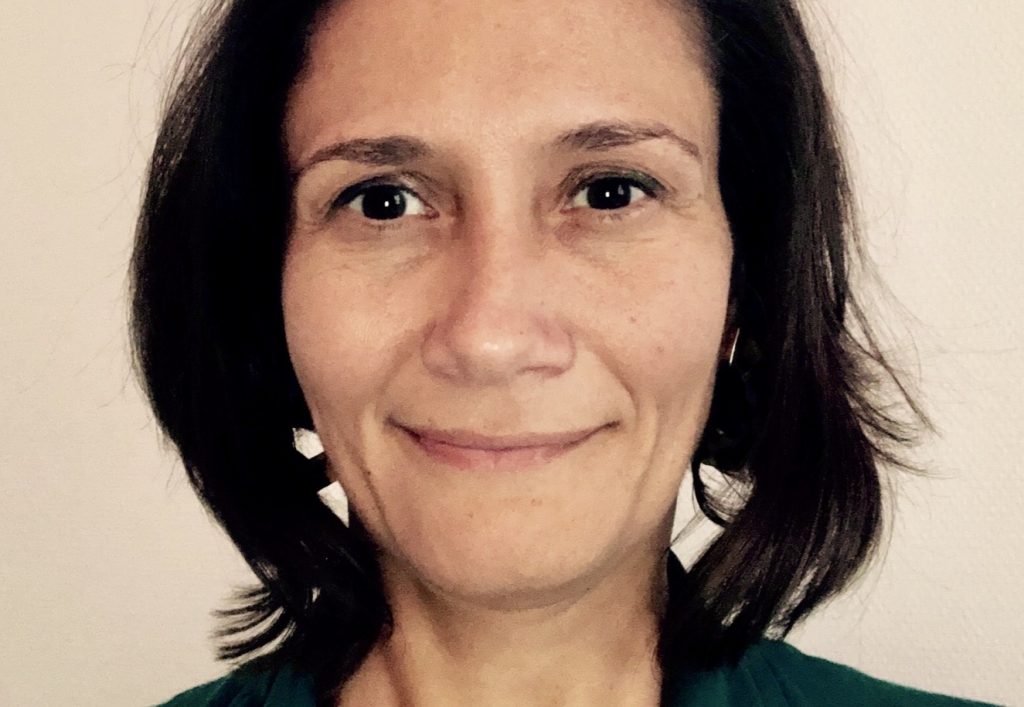 Auf dem Foto sieht man Susi Dennison, sie spricht auf der Klimakonferenz: zu "EU als führende Klimamacht" in Glasgow COP 
