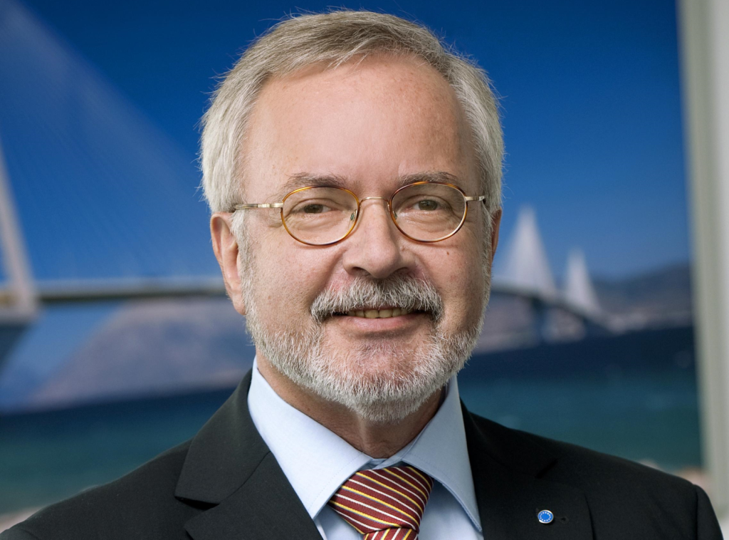 Auf dem Foto ist Werner Hoyer zu sehen, Präsident der eib
