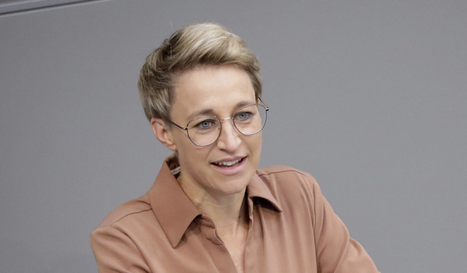 Auf dem Foto ist die Digitalpolitikerin Nadine Schön (CDU) zu sehen, sie setzt sich für das Erlernen von Digitalkompetenzen ein