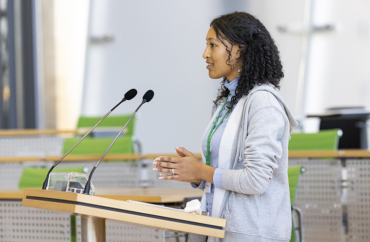 Man sieht eine junge Frau auf dem Foto: Eine Teilnehmerin des Debatten-Training für den Unterricht