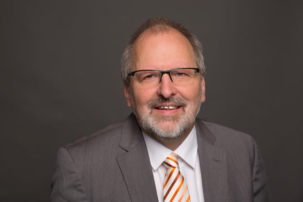 Man sieht Heinz-Peter Meidinger, Präsident des Deutschen Lehrerverbandes, hat Fragen an das Notenbuch von Wampfler und Nölte