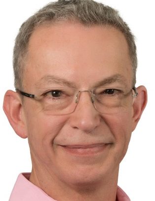 Auf dem Foto sieht man Bildungsreformer Daniel Landau, er meint Lehrer tragen Hauptverantwortung für Digitales