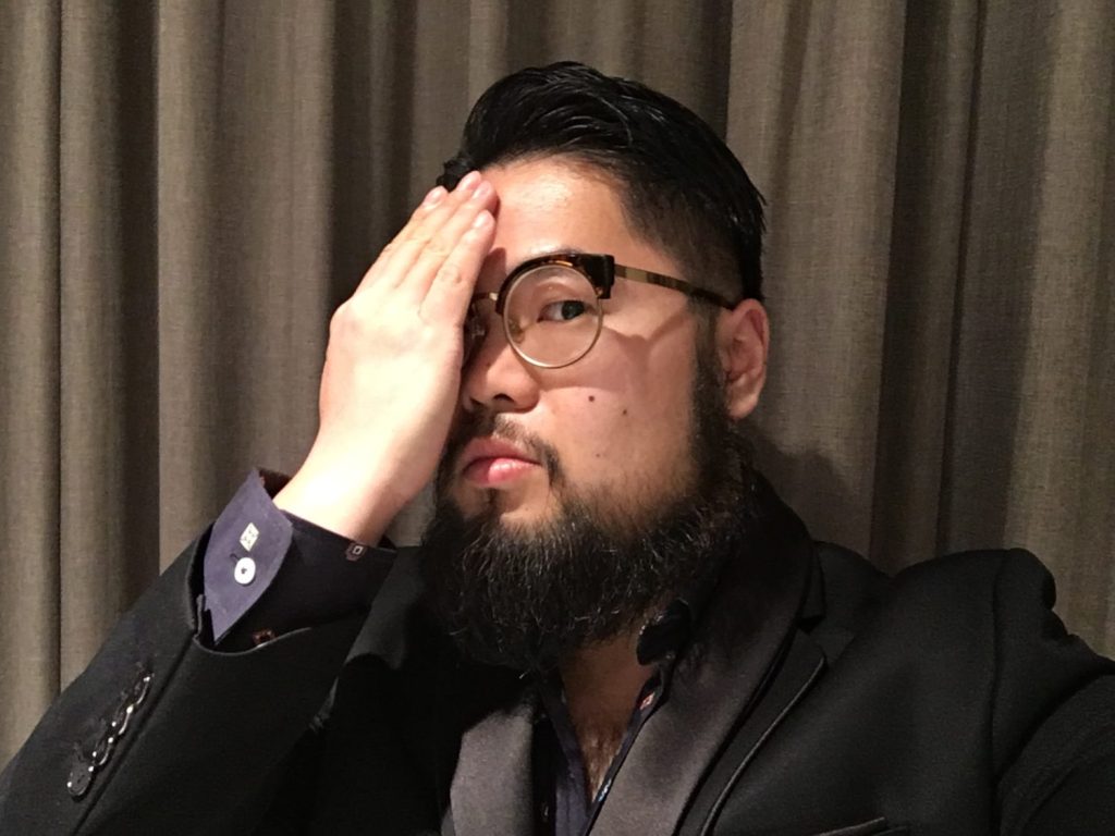 Badiucao hält sich ein Auge zu