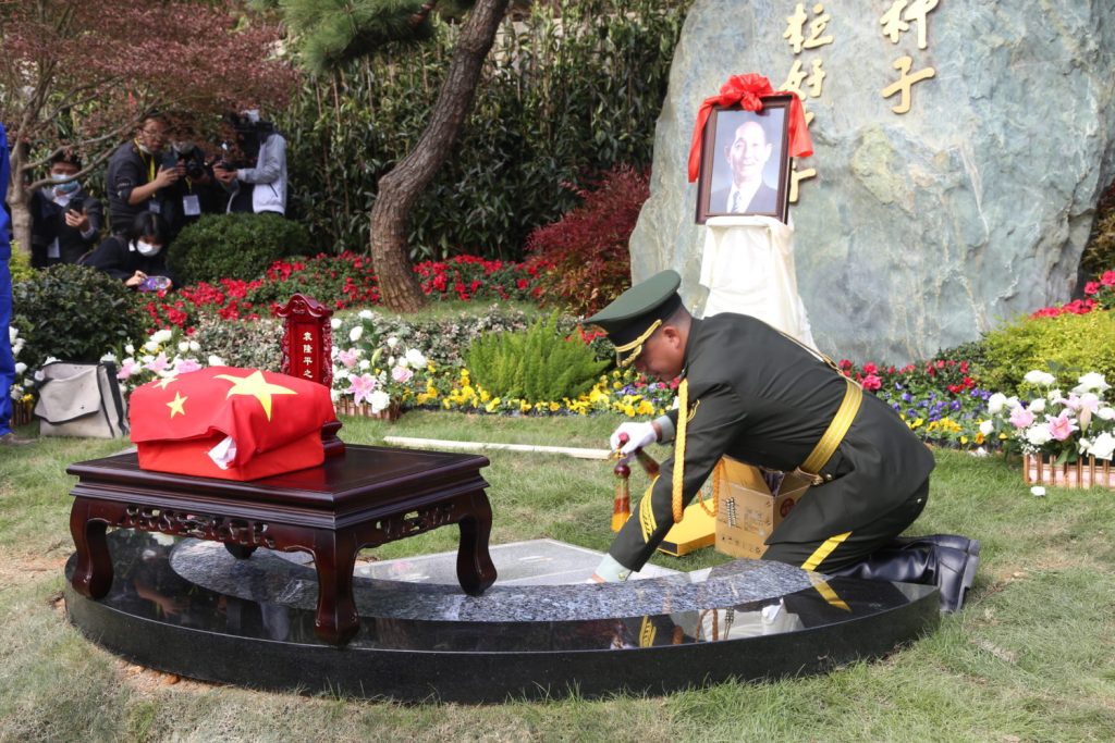Soldat am Sarg von Yuan Longping
