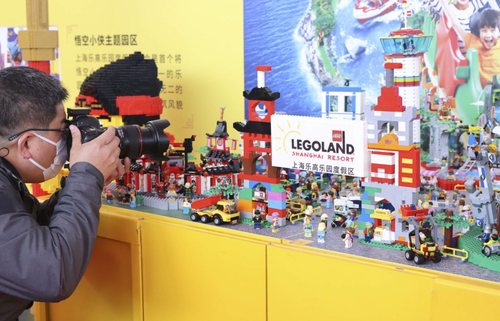 Ein Fotograf macht eine Aufnahme von einer Lego-Miniatur des künftigen Legoland in Shanghai