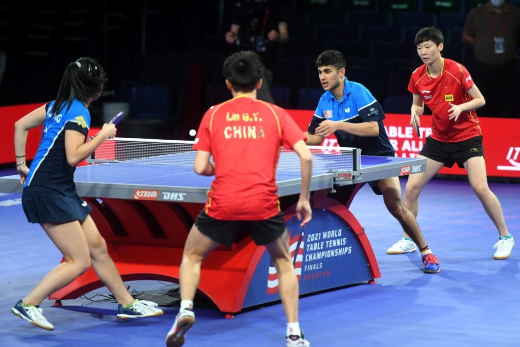 Zwei US-chinesische Mixed-Teams trainieren an der Tischtennisplatte