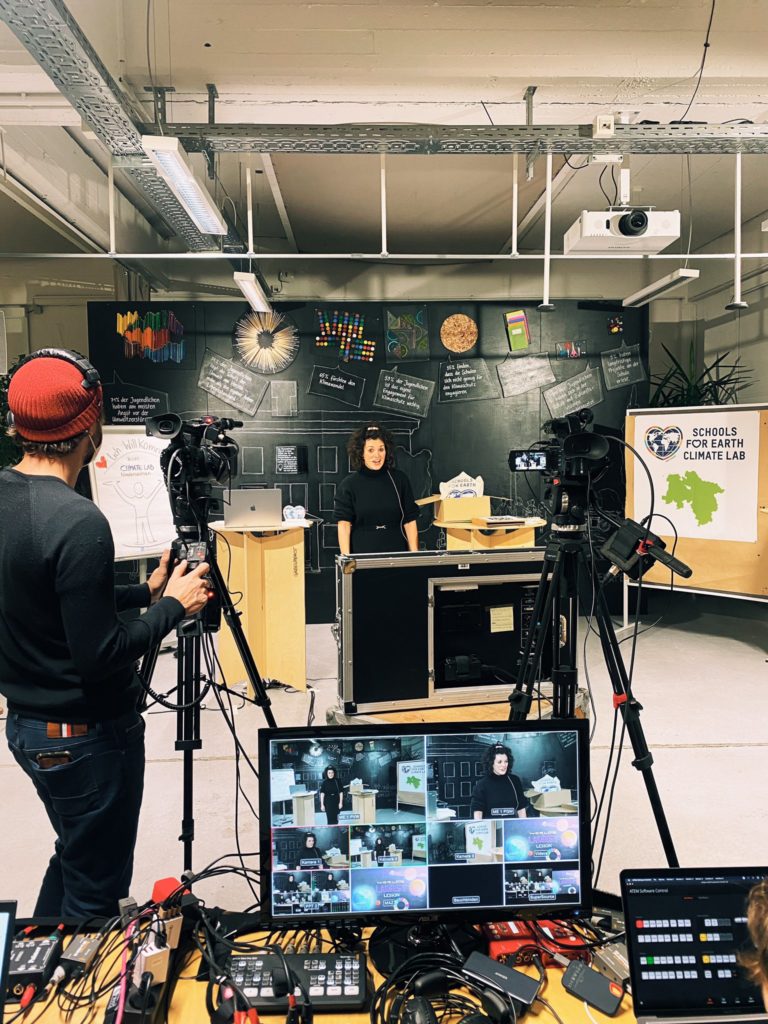Man sieht ein augebautes Filmset: Greenpeace will mit Nachhaltigkeit Schulen ändern