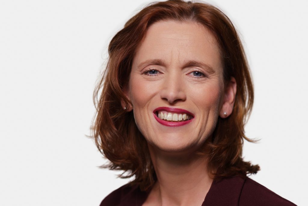 Man sieht die neue KMK-Präsidentin Karin Prien