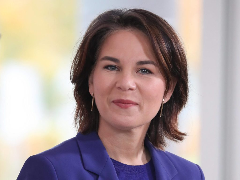 Die neue Außenministerin Annalena Baerbock fordert Dialog und Härte für neue China Politik. 