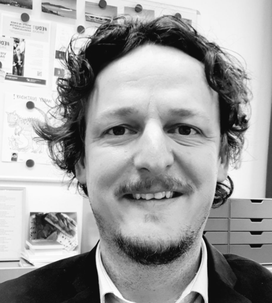 Man sieht Jochen Gollhammer, der sich für Fortbildungen um Datenschutz und sichere Tools vorzustellen.