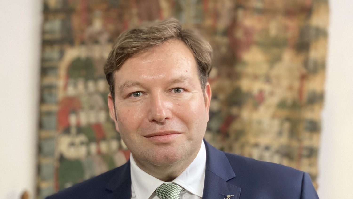 Ilja Poepper, Vice President Sales & Marketing der Kempinski Hotels in Asien redet im CEO-Talk über seine Zeit in China.