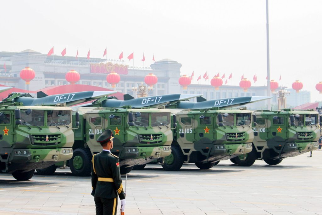 Chinas Rakete DF-17 Dongfeng ausgestattet mit einem DF-ZF-Hyperschall-Gleitkörper auf einer Militärparade in Peking 