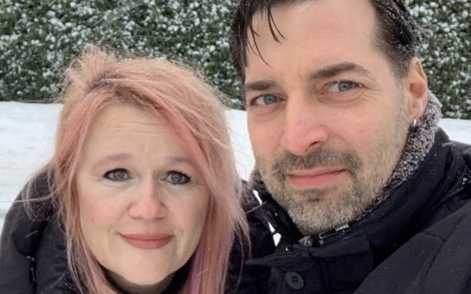 Man sieht eine Frau und einen Mann auf dem Bild: Sie als Eltern von Kindern aus Risikogruppen denken digitale Bildung neu