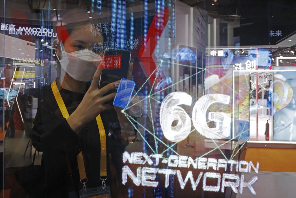 Wie Chinas Führung hat auch diese Dame in Shanghai 6G fest im Blick.