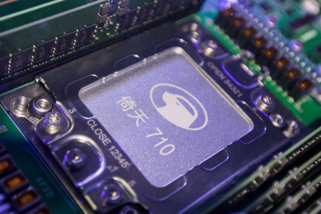 Der Halbleiter Yitian 710 von Alibaba, symbolisch für mögliche Chips aus China für Russland, wenn die Tech-Sanktionen greifen.
