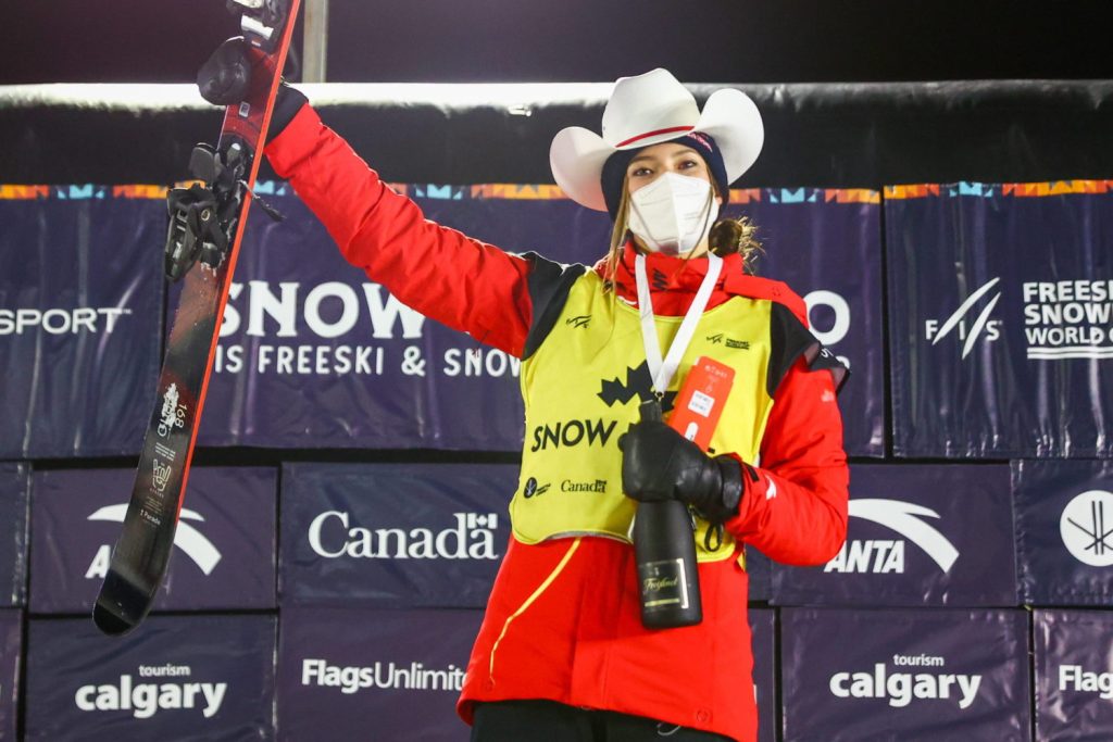 Eileen Gu mit Cowboyhut bei einer Siegerehrung