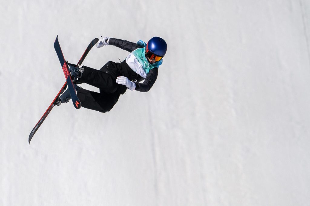 Eileen Gu bei einem Sprung im Big Air-Training