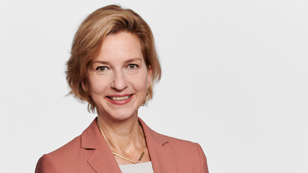 Zwangsarbeit & Lieferketten in der EU: Irina von Wiese, Senior Advisor bei Finsbury Glover Hering, im Porträt vor weißem Hintergrund