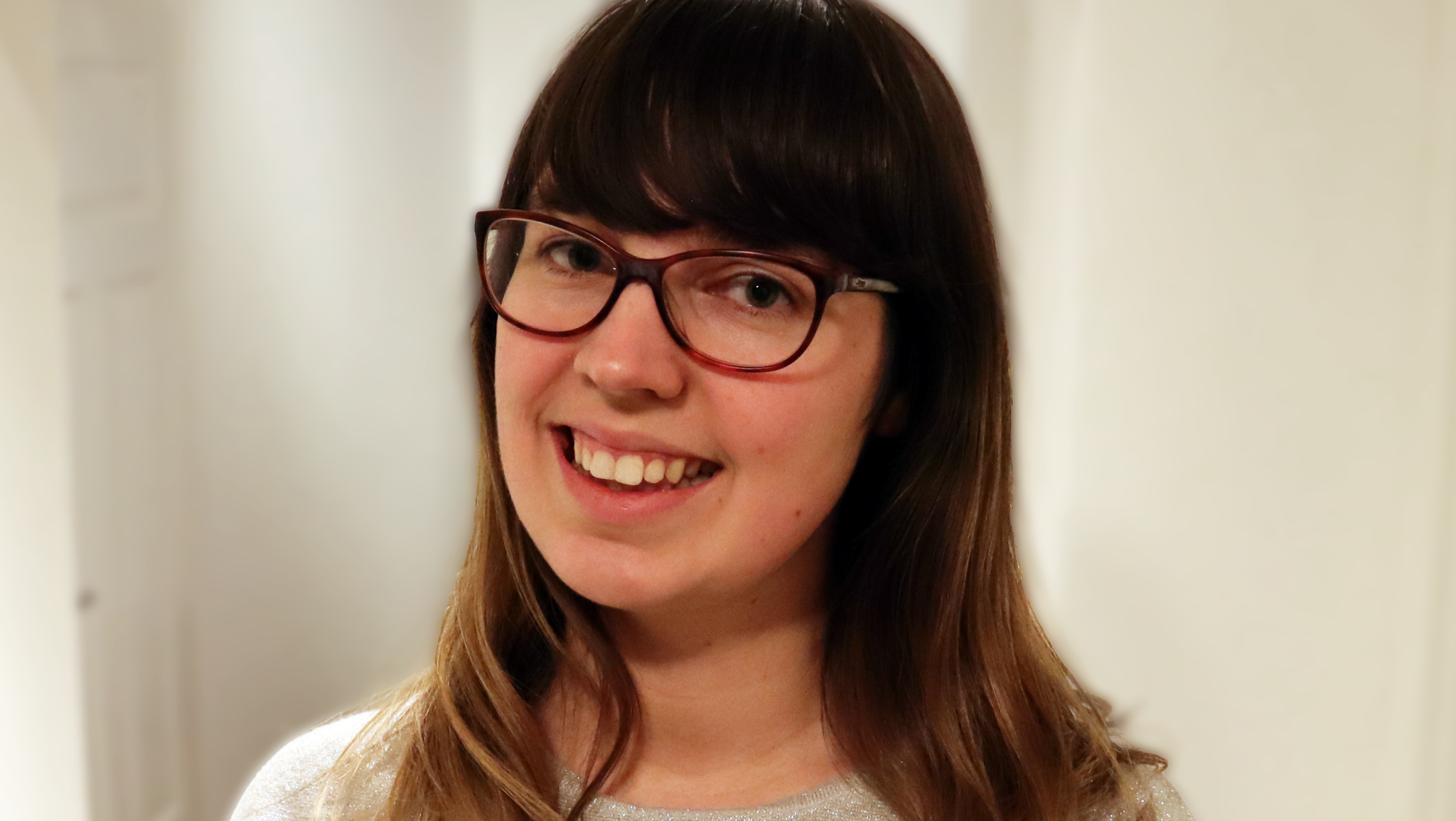 Man sieht Johanna Daher auf dem Foto: Sie macht Youtube für den Unterricht.