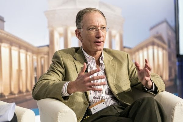 Foto von Peter Fleischer im Gespräch: Er ist Global Privacy Counsel bei Google und beschäftigt sich mit dem Thema Privatsphäre