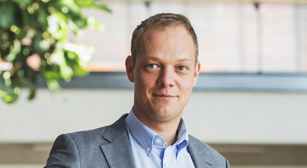 Auf dem Foto sieht man Hendrik Drachsler, er arbeitet in einem Projekt zu KI (Künstlicher Intellligenz).