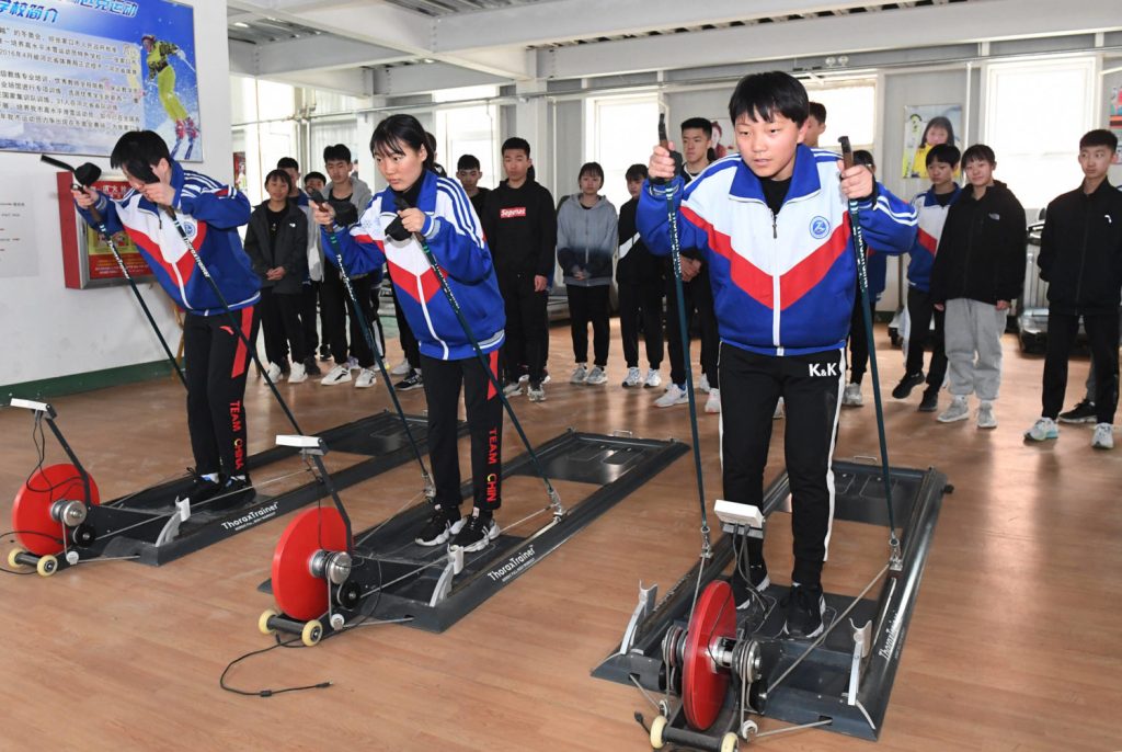 Auch die Wintersportschule in Zhangjiakou profitiert von den Winterspielen in China. Die Ski-Industrie kann einen Boom verzeichnen.