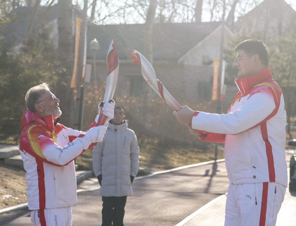 Basketballstar Yao Ming und Griechenlands Botschafter in China Georgios Iliopoulos mit der Olympischen fackel