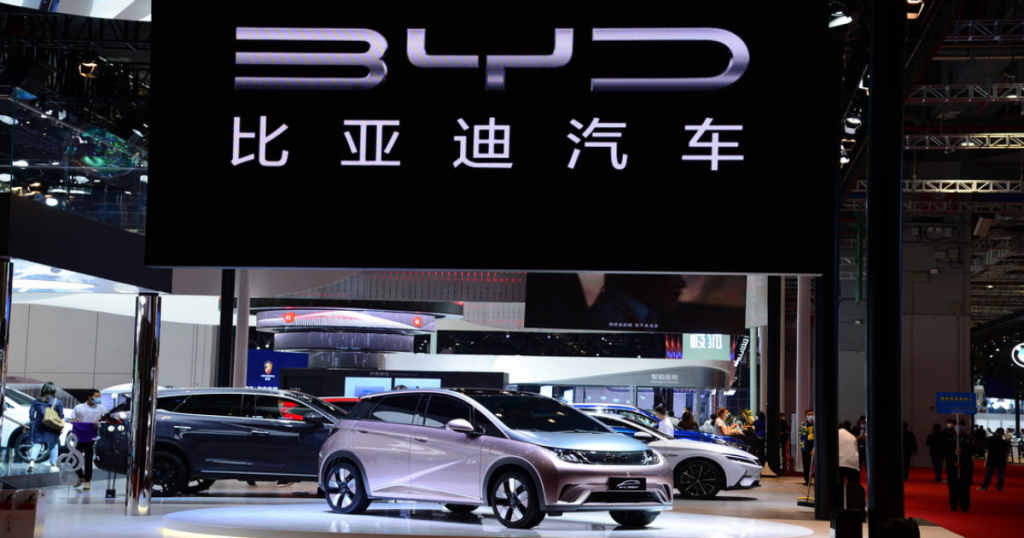 BYD konnte seinen Absatz im Vergleich zum Vorjahr massiv steigern. Tesla kämpft derweil mit Problemen in der Produktion.