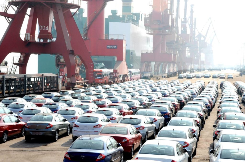 tos von Chery warten am Hafen Lianyungang auf die Verschiffung nach Russland. Auch China