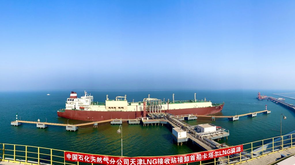 Das Bild zeigt einen Frachter, auf dem LNG nach China importiert wird. Der Frachter dockt dabei in Tianjin an.