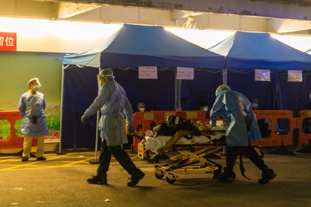 Die Corona-Omikron-Welle in Hongkong sorgt für volle Krankenhäuser - auch für China sollte das eine Warnung sein.